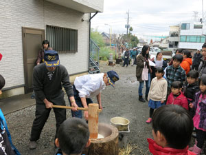 餅つきの様子1